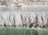 آبشار نمک از دل کوه در بیابان