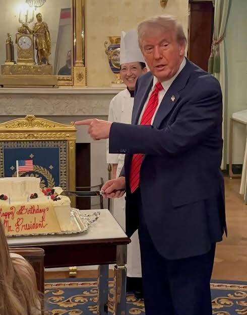 راز کبودی دست ترامپ | دست رئیس جمهور آمریکا بازهم سیاه شد