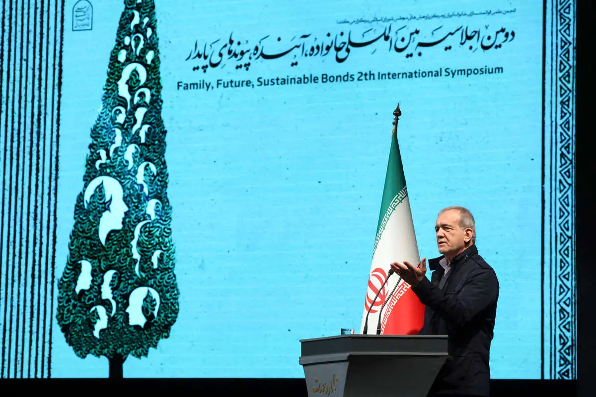 انتقاد از سخنان رئیس جمهور و رئیس مجلس در اجلاس خانواده پزشکیان فقط موعظه کرد؛ قالیباف هم شعارهایی داد که با خانواده امروز تناسبی نداشت