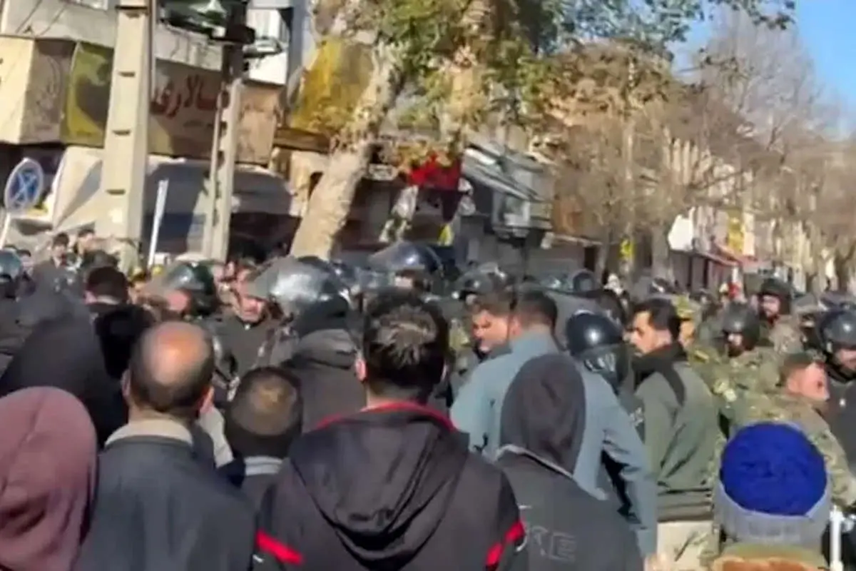 نظر دو فعال سیاسی درباره‌ی | تعیین مکان‌های مشخص برای اعتراضات مردمی |